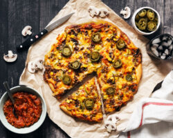 پیتزا مکزیکی با سس سالسا